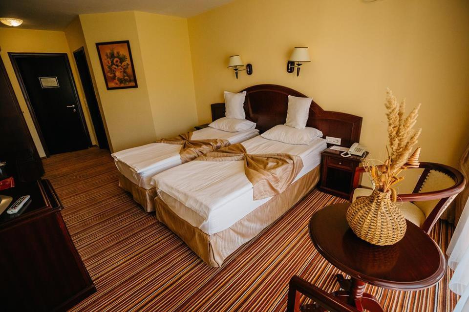 Hotel Astoria อัลบายูเลีย ภายนอก รูปภาพ